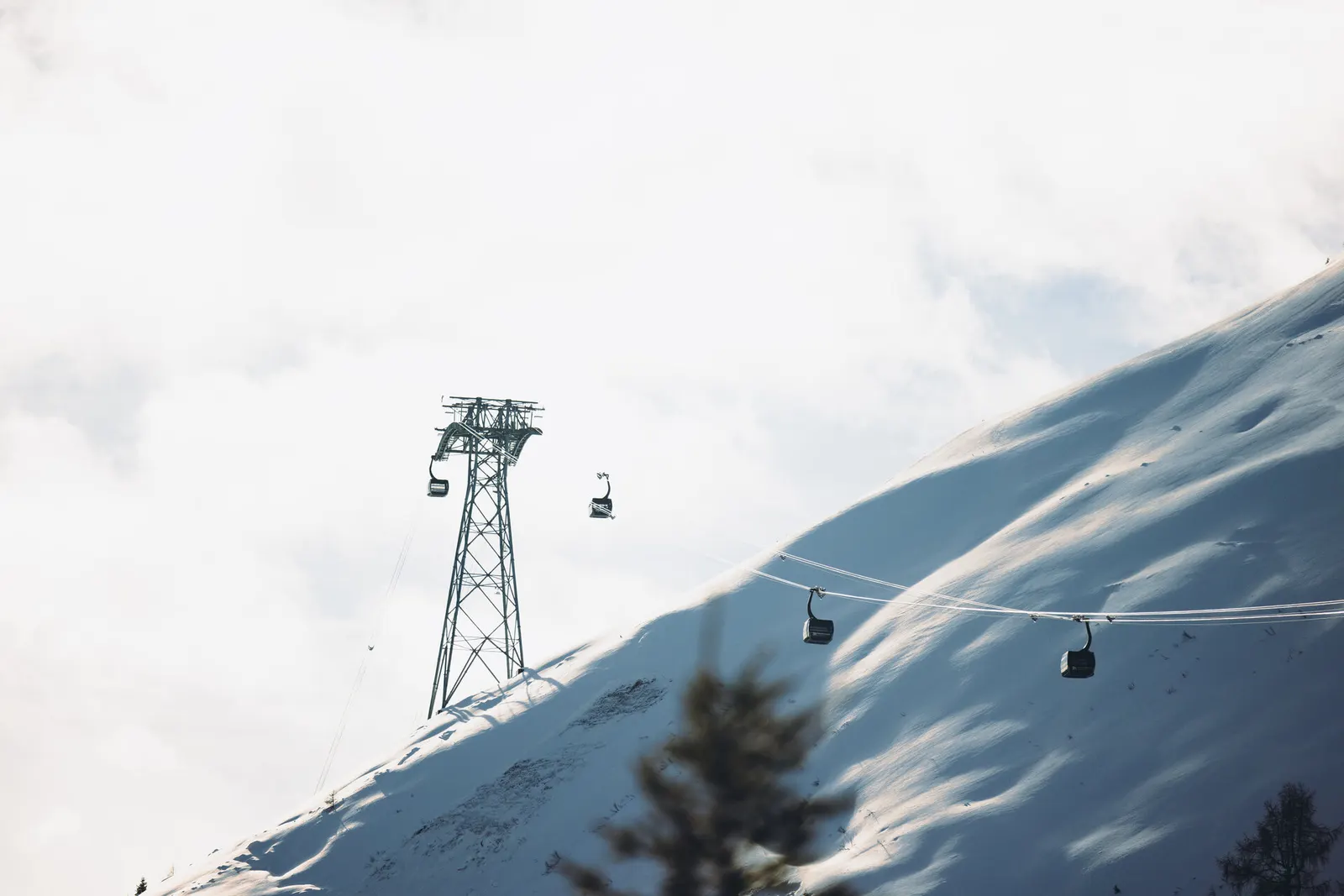 Gondel der 3K K-onnection auf dem Weg zum Kitzsteinhorn über verschneiter Berglandschaft