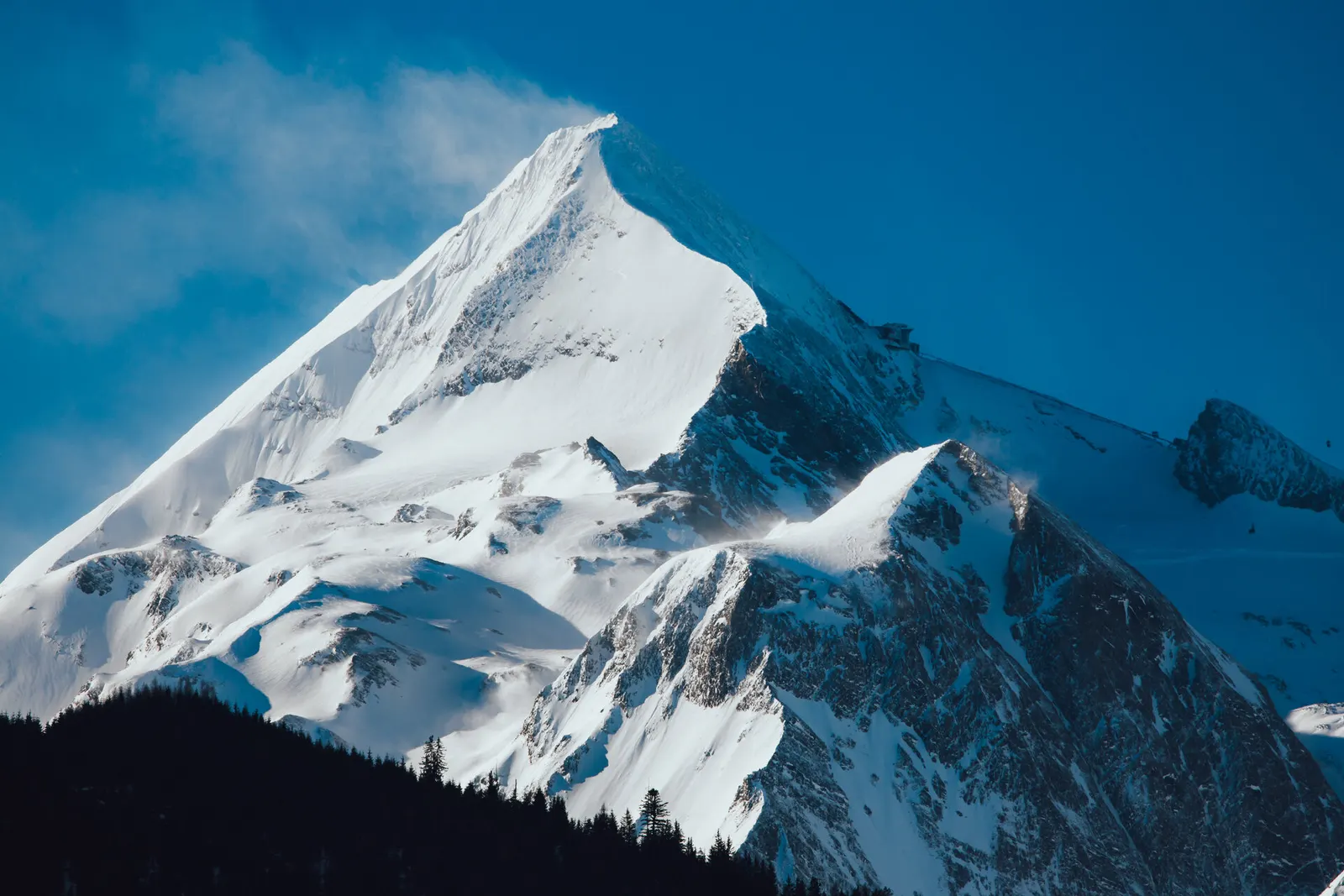 Der schneebedeckte Gipfel des Kitzsteinhorns bei Kaprun vor blauem Himmel