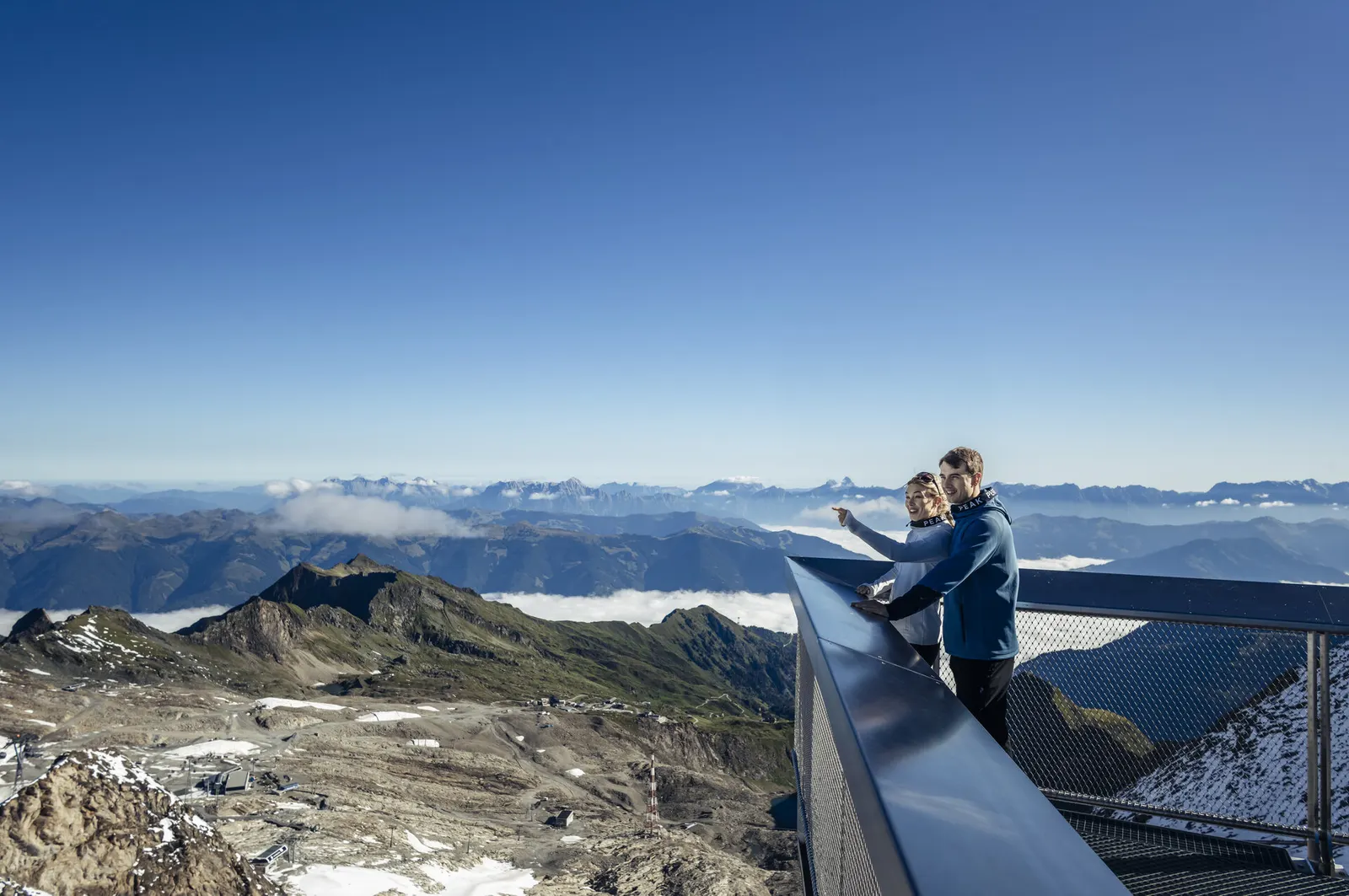 Besucher auf der Panoramaplattform der Gipfelwelt 3000 am Kitzsteinhorn mit Alpenpanorama