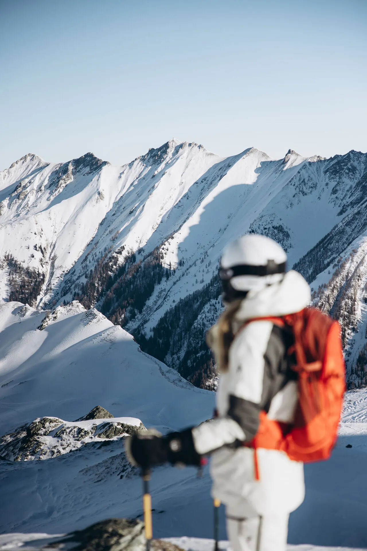 Skifahrerin genießt den Ausblick über die verschneiten Gipfel am Kitzsteinhorn