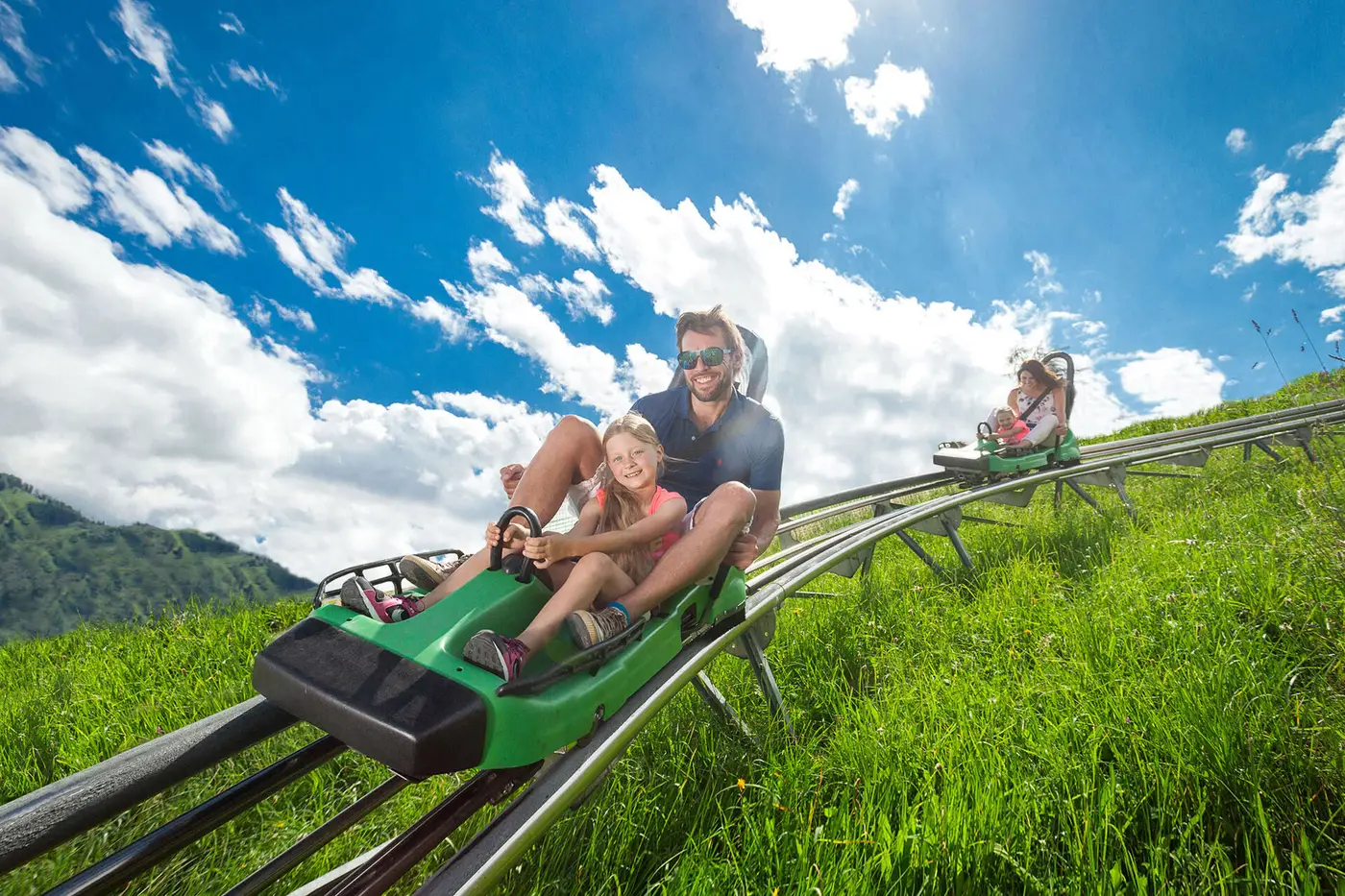 Familie fährt mit dem Maisi Flitzer, der Alpen-Achterbahn am Maiskogel in Kaprun