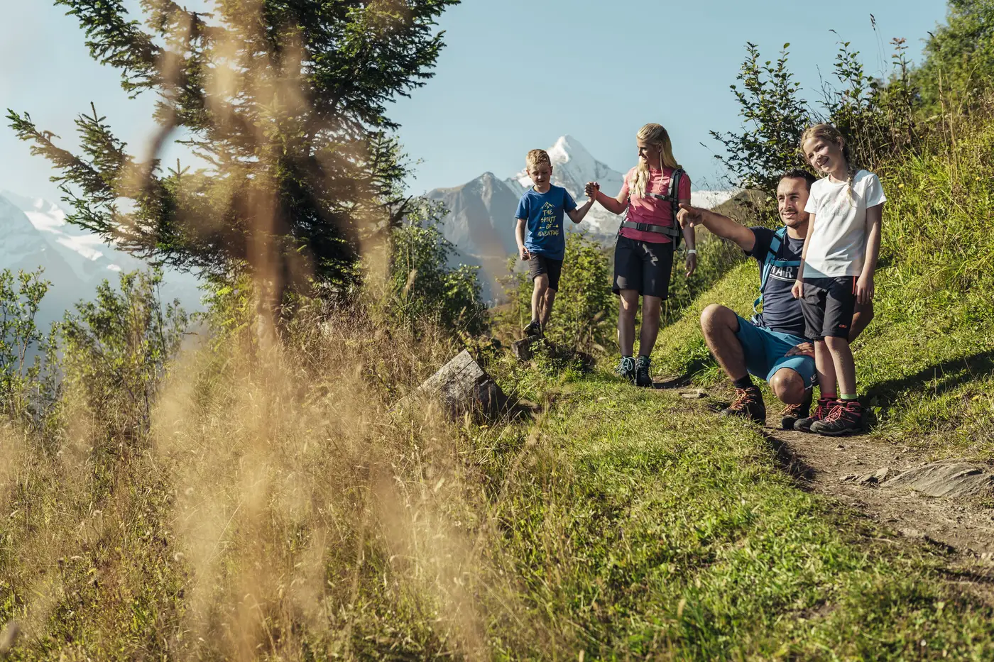 Familie beim Wandern am Maiskogel in Kaprun mit Bergpanorama im Hintergrund