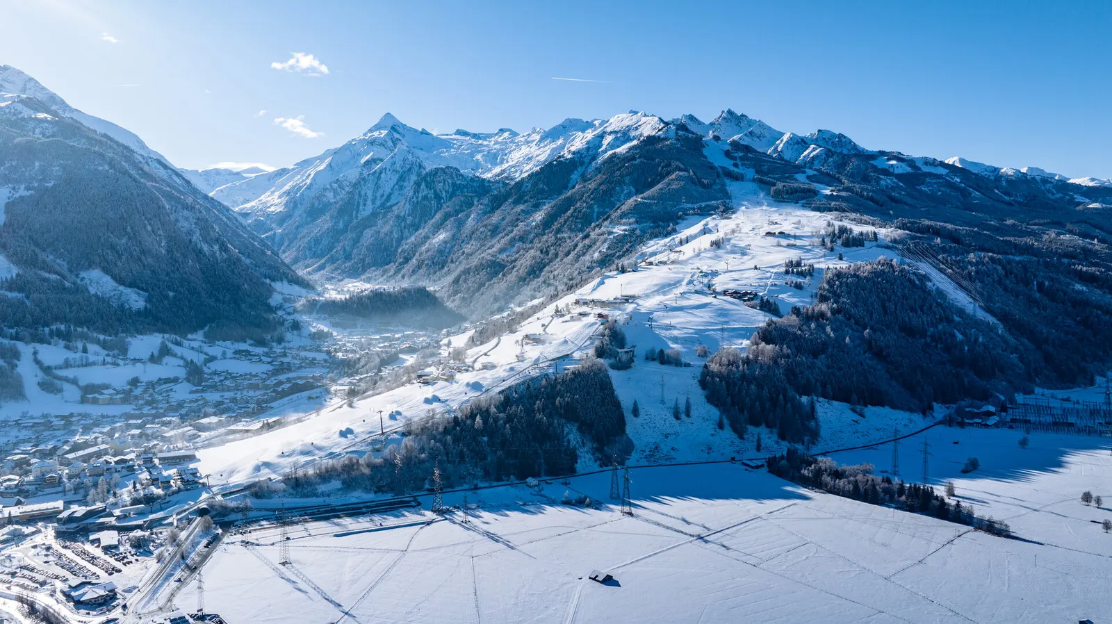 Die verschneiten Skigebiete Maiskogel und Kitzsteinhorn bei Kaprun im Winter