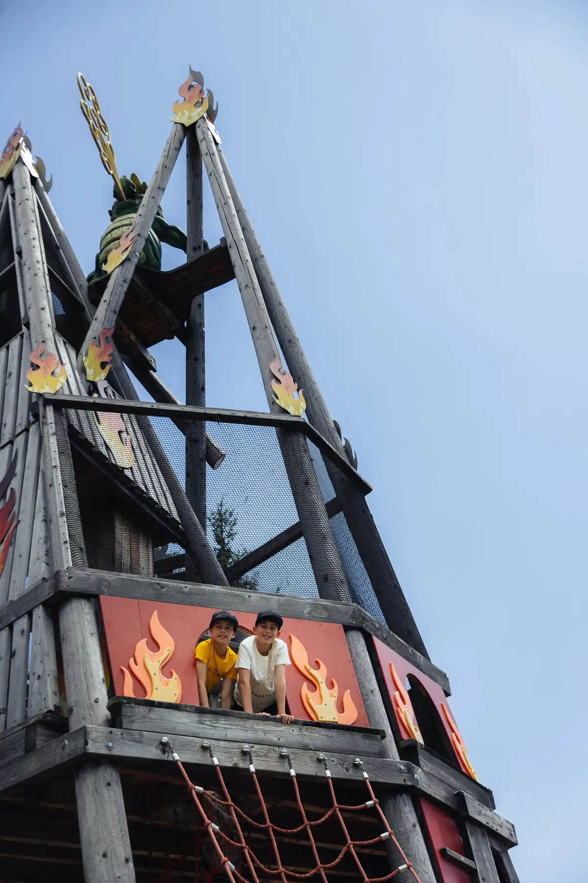 Kinder am hölzernen Kletterturm von Schmidolins Feuertaufe auf der Schmittenhöhe