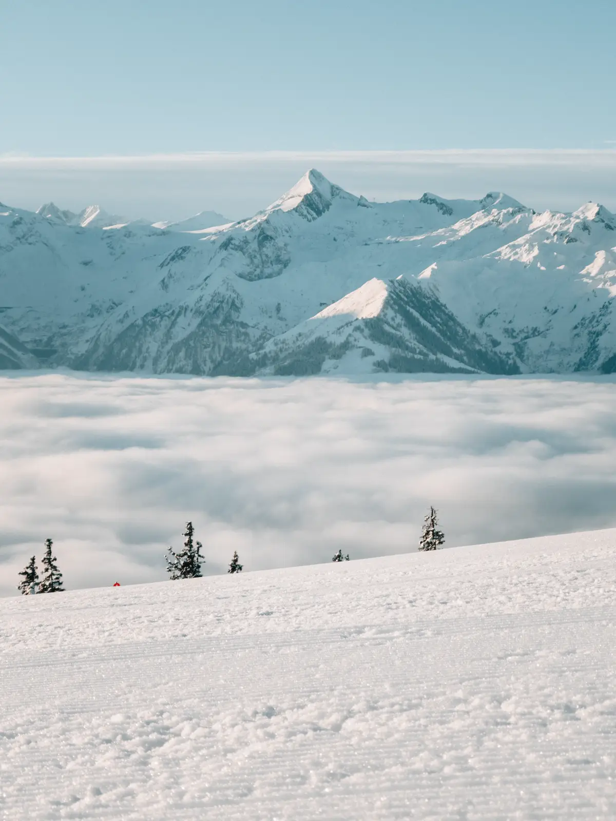 Winterlicher Blick von der Schmittenhöhe auf das Kitzsteinhorn über den Wolken