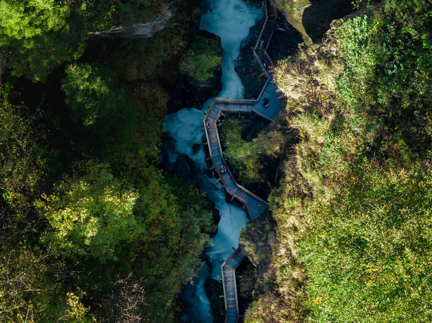 Die Sigmund-Thun-Klamm in Kaprun von oben mit Holzstegen entlang der tosenden Kapruner Ache