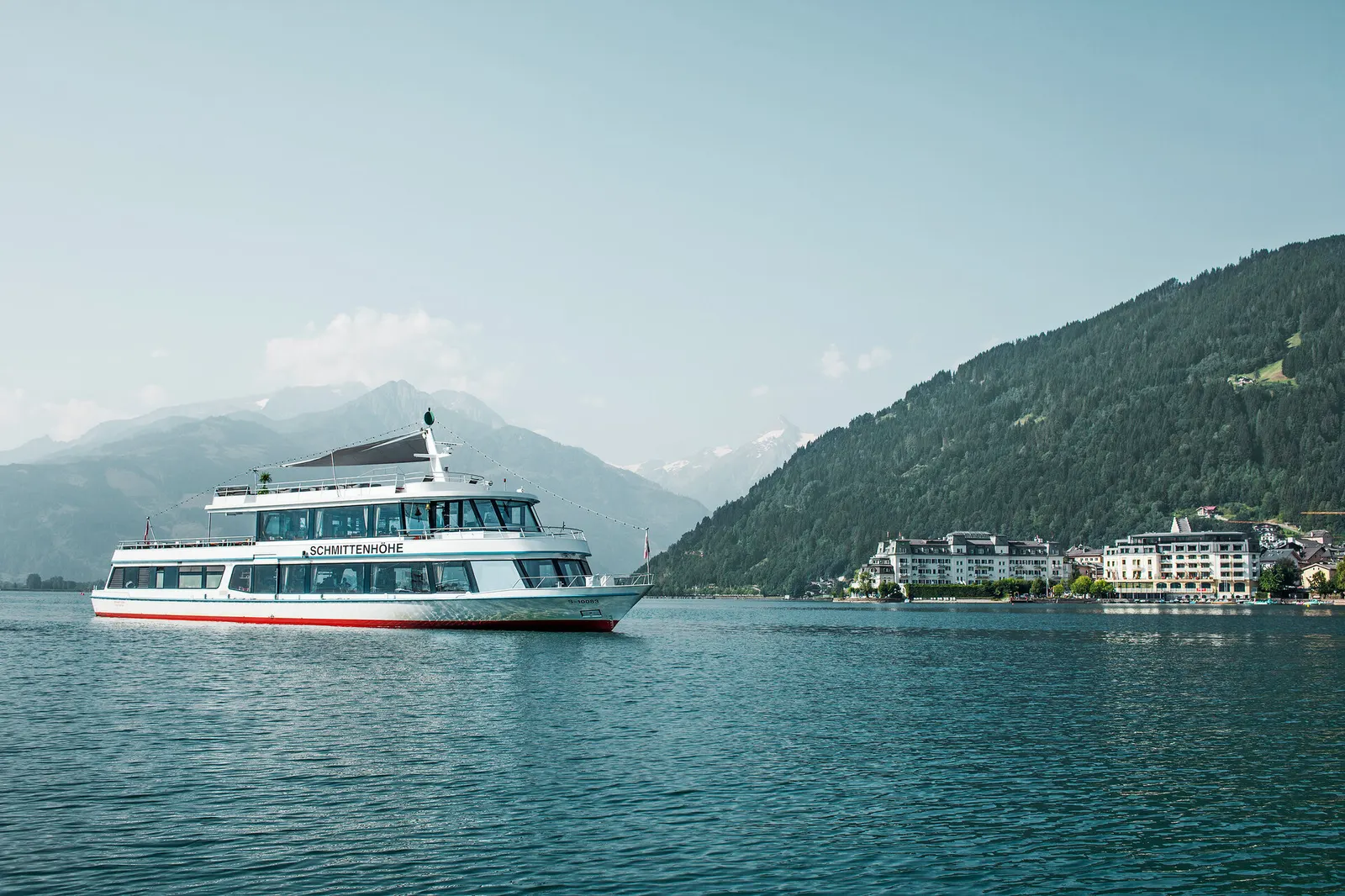 Die MS Schmittenhöhe auf dem Zeller See vor der Kulisse von Zell am See