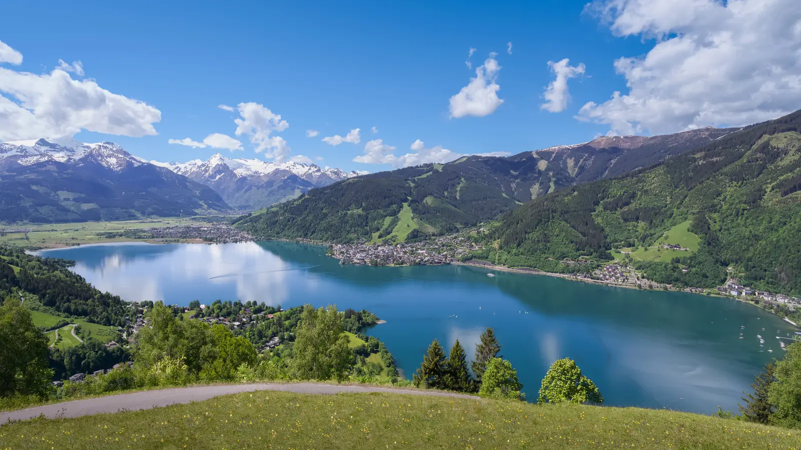 Der Zeller See mit Zell am See und den umliegenden Bergen im Sommer